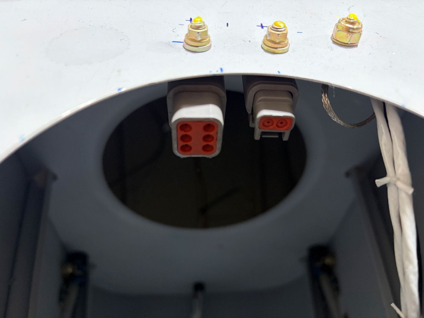 Connectors for the beacon and the trim