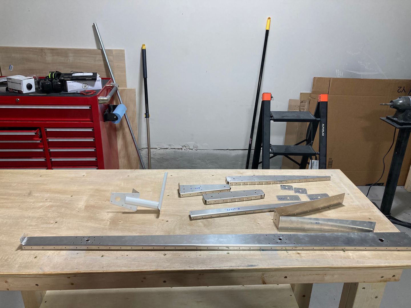The parts are deburred.