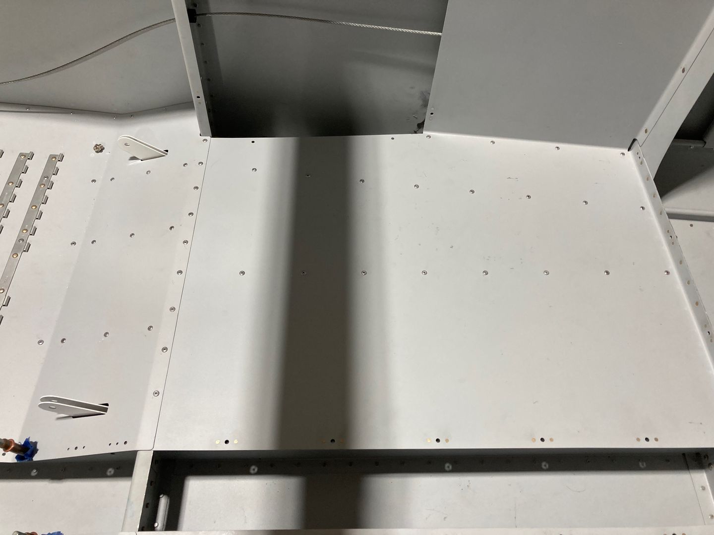 Riveted the right floor.