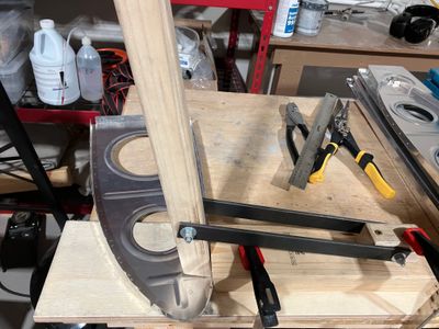 A tool to adjust flanges.