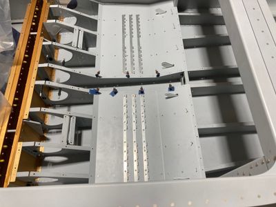 Riveting the floors and the gussets