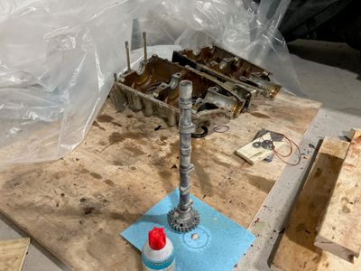 Spraying the camshaft.
